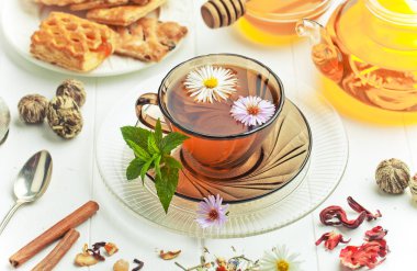 çay sıcak bir içecek olduğunu