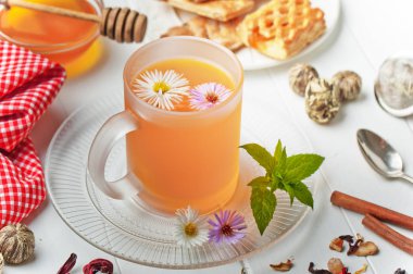 çay sıcak bir içecek olduğunu