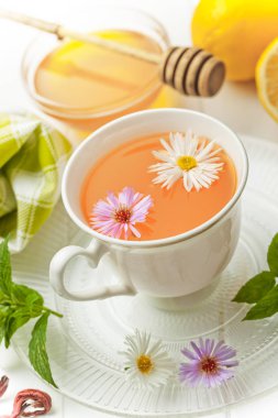 çay sıcak bir içecek olduğunu