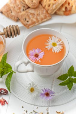 çay sıcak bir içecek olduğunu