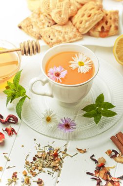 çay sıcak bir içecek olduğunu