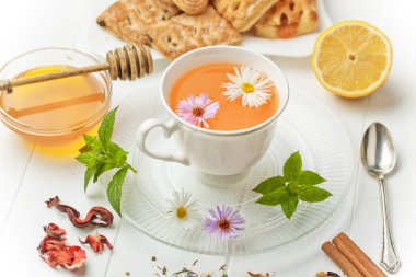 çay sıcak bir içecek olduğunu