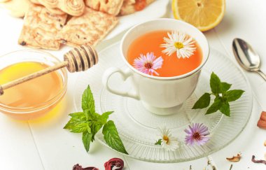 çay sıcak bir içecek olduğunu