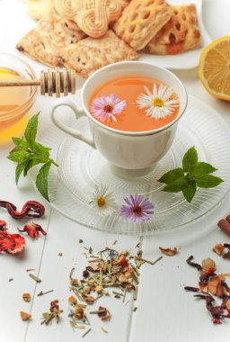 çay sıcak bir içecek olduğunu