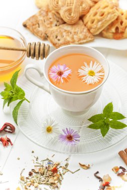 çay sıcak bir içecek olduğunu