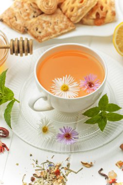 çay sıcak bir içecek olduğunu