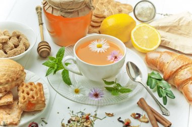 çay sıcak bir içecek olduğunu