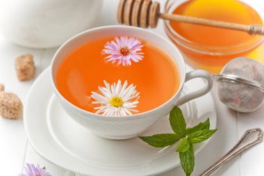 çay sıcak bir içecek olduğunu