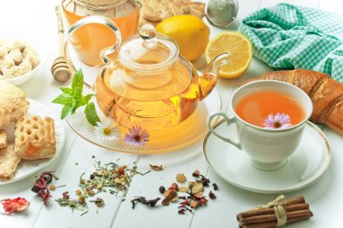 çay sıcak bir içecek olduğunu