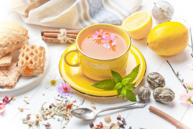 çay sıcak bir içecek olduğunu