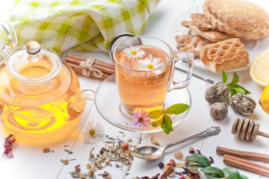 çay sıcak bir içecek olduğunu