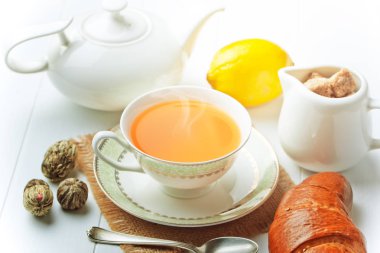 çay sıcak bir içecek olduğunu