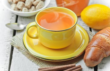 çay sıcak bir içecek olduğunu