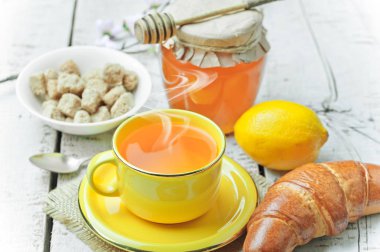 çay sıcak bir içecek olduğunu