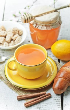 çay sıcak bir içecek olduğunu