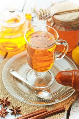 çay sıcak bir içecek olduğunu