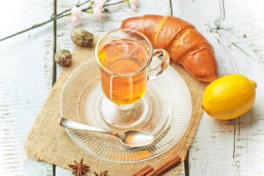 çay sıcak bir içecek olduğunu