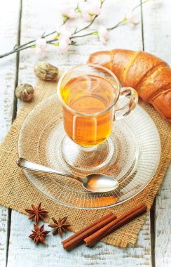 çay sıcak bir içecek olduğunu