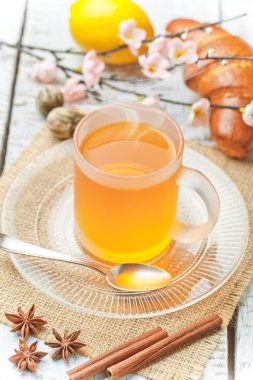 çay sıcak bir içecek olduğunu