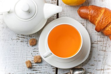 çay sıcak bir içecek olduğunu