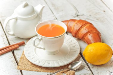 çay sıcak bir içecek olduğunu