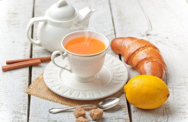 çay sıcak bir içecek olduğunu