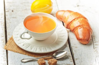 çay sıcak bir içecek olduğunu