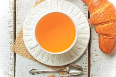 çay sıcak bir içecek olduğunu