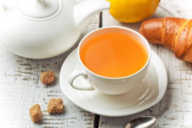 çay sıcak bir içecek olduğunu