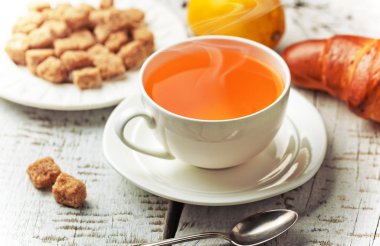 çay sıcak bir içecek olduğunu