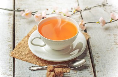 çay sıcak bir içecek olduğunu