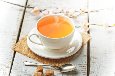 çay sıcak bir içecek olduğunu