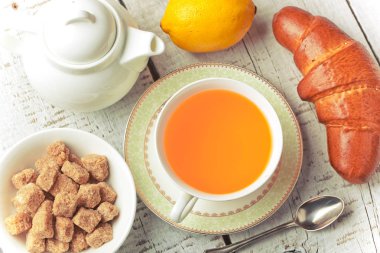 çay sıcak bir içecek olduğunu