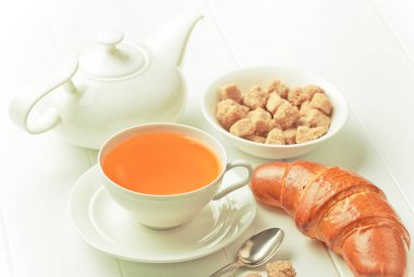 çay sıcak bir içecek olduğunu