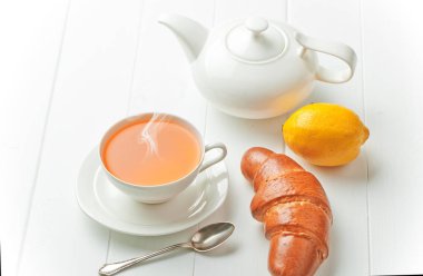 çay sıcak bir içecek olduğunu