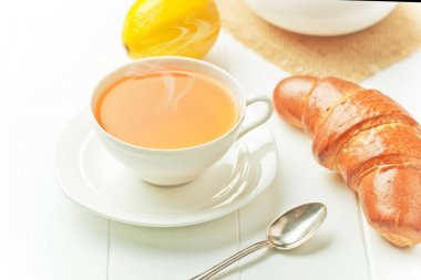 çay sıcak bir içecek olduğunu