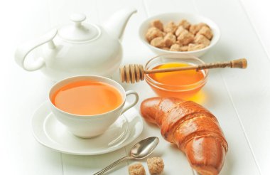 çay sıcak bir içecek olduğunu