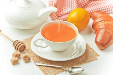 çay sıcak bir içecek olduğunu