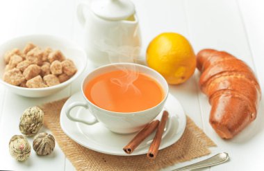 çay sıcak bir içecek olduğunu