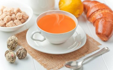 çay sıcak bir içecek olduğunu