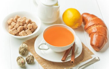 çay sıcak bir içecek olduğunu