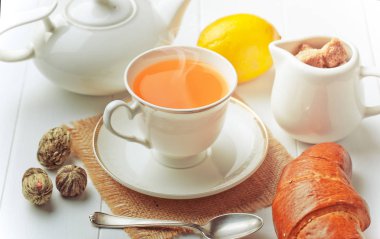 çay sıcak bir içecek olduğunu