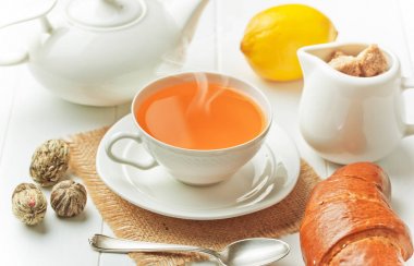 çay sıcak bir içecek olduğunu