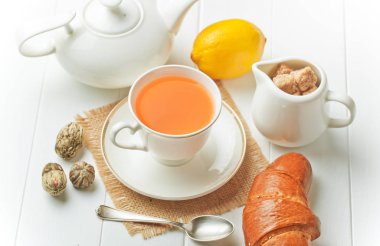 çay sıcak bir içecek olduğunu