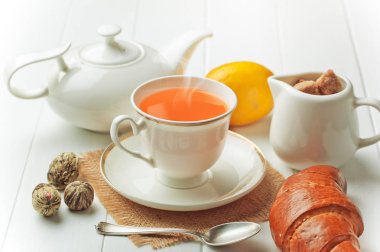 çay sıcak bir içecek olduğunu