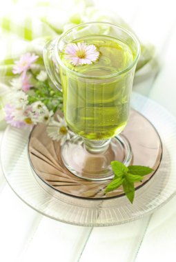 çay sıcak bir içecek olduğunu