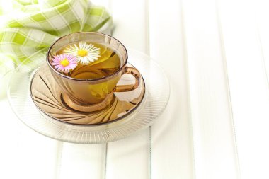 çay sıcak bir içecek olduğunu