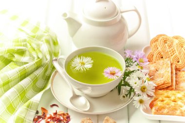 çay sıcak bir içecek olduğunu