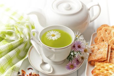 çay sıcak bir içecek olduğunu