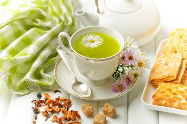 çay sıcak bir içecek olduğunu